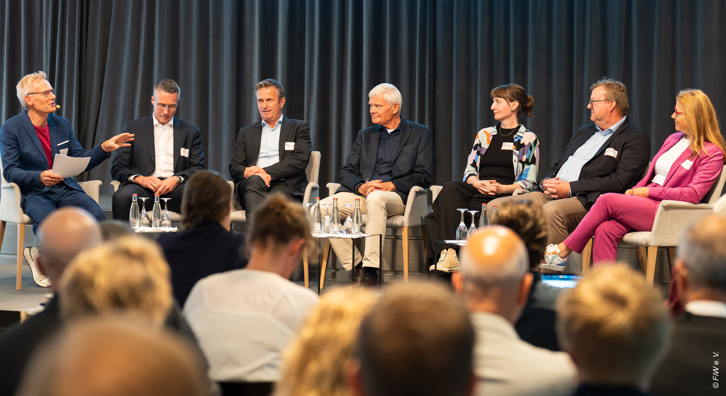 Podiumsdiskussion auf dem RePhoR-Transferevent (v.l.n.r.): Moderator Ingo Baur, Dr. Thomas Leppin (COMPO EXPERT GmbH), Dr. Rainer Müssner (BMFTR), Prof. Johannes Pinnekamp (FiW e. V.), Ingrid Henze (Berliner Senatsverwaltung für Mobilität, Verkehr, Klimaschutz und Umwelt / LAGA Ad-hoc-Ausschuss zur Sicherstellung der Phosphorrückgewinnung bis 2029), Dr. Erwin Voß (DWA-Landesverband Nord / SEHi AöR / KNRN GmbH), Simone Apitz (DPP e. V. / Hessisches Ministerium für Landwirtschaft und Umwelt, Weinbau, Forsten, Jagd und Heimat). © FiW e. V.