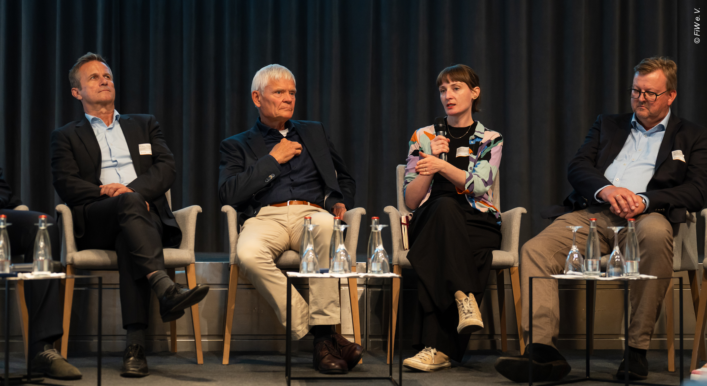 Podiumsdiskussion auf dem RePhoR-Transferevent (v.l.n.r.):  Dr. Rainer Müssner (BMFTR), Prof. Johannes Pinnekamp (FiW e. V.), Ingrid Henze (Berliner Senatsverwaltung für Mobilität, Verkehr, Klimaschutz und Umwelt / LAGA Ad-hoc-Ausschuss zur Sicherstellung der Phosphorrückgewinnung bis 2029), Dr. Erwin Voß (DWA-Landesverband Nord / SEHi AöR / KNRN GmbH). © FiW e. V.
