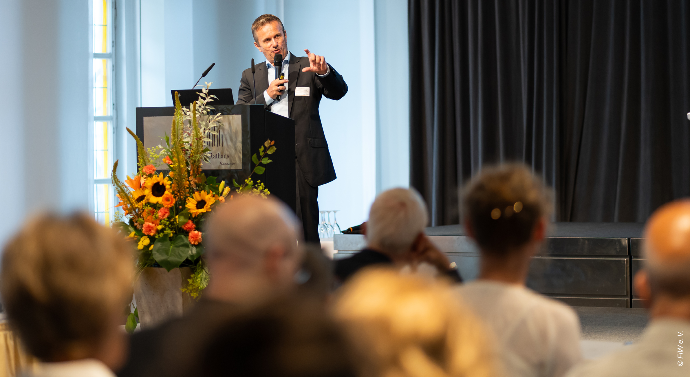 Dr. Rainer Müssner from the BMFTR explains the background of the funding measure. © FiW e. V.