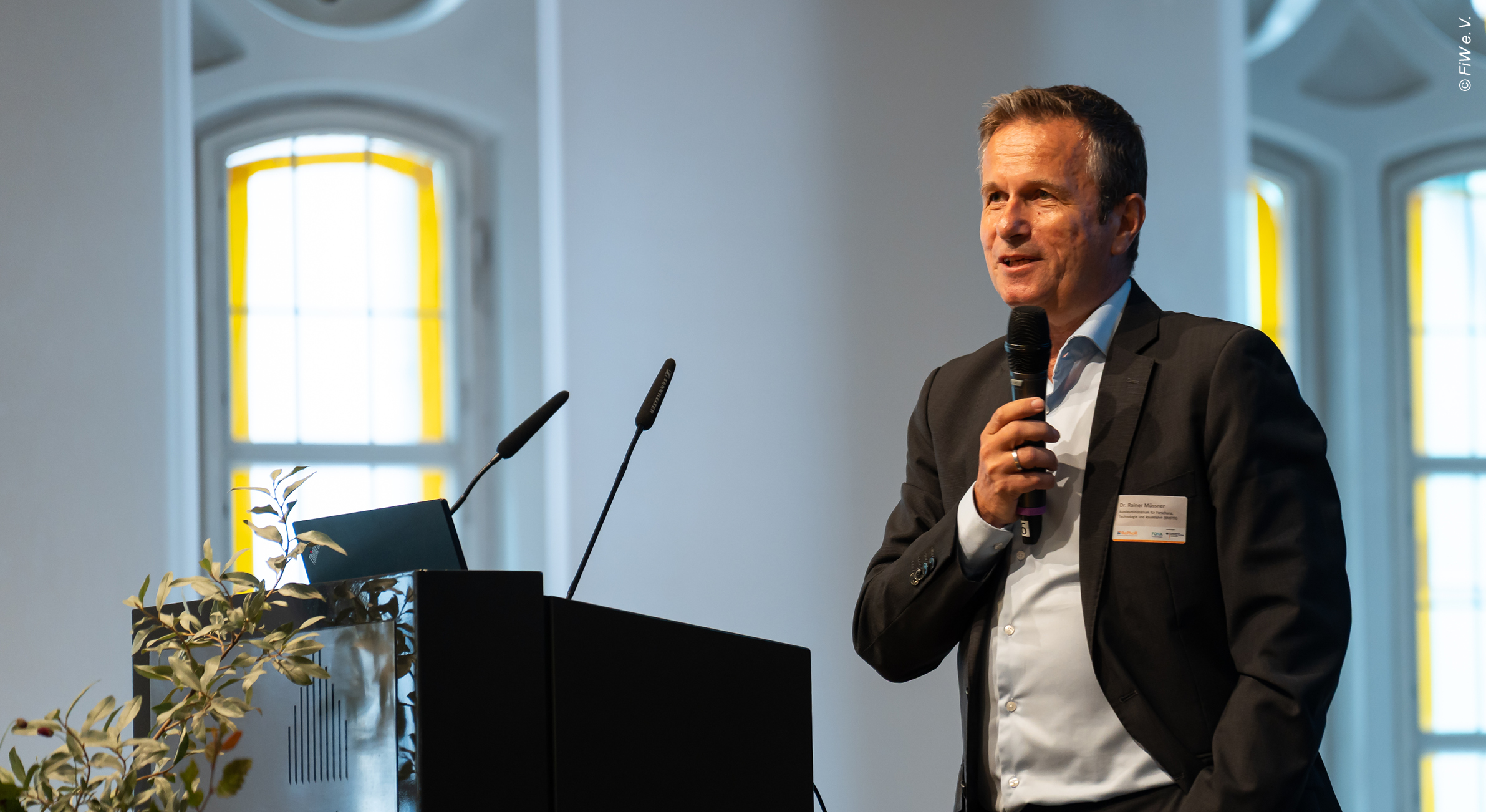 Dr. Rainer Müssner vom BMFTR erläutert die Hintergründe der Fördermaßnahme. © FiW e. V.
